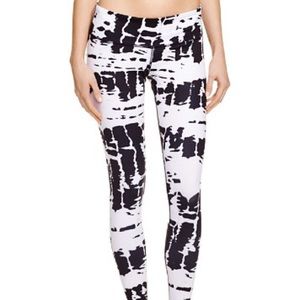 Alo Yoga white and black leggings